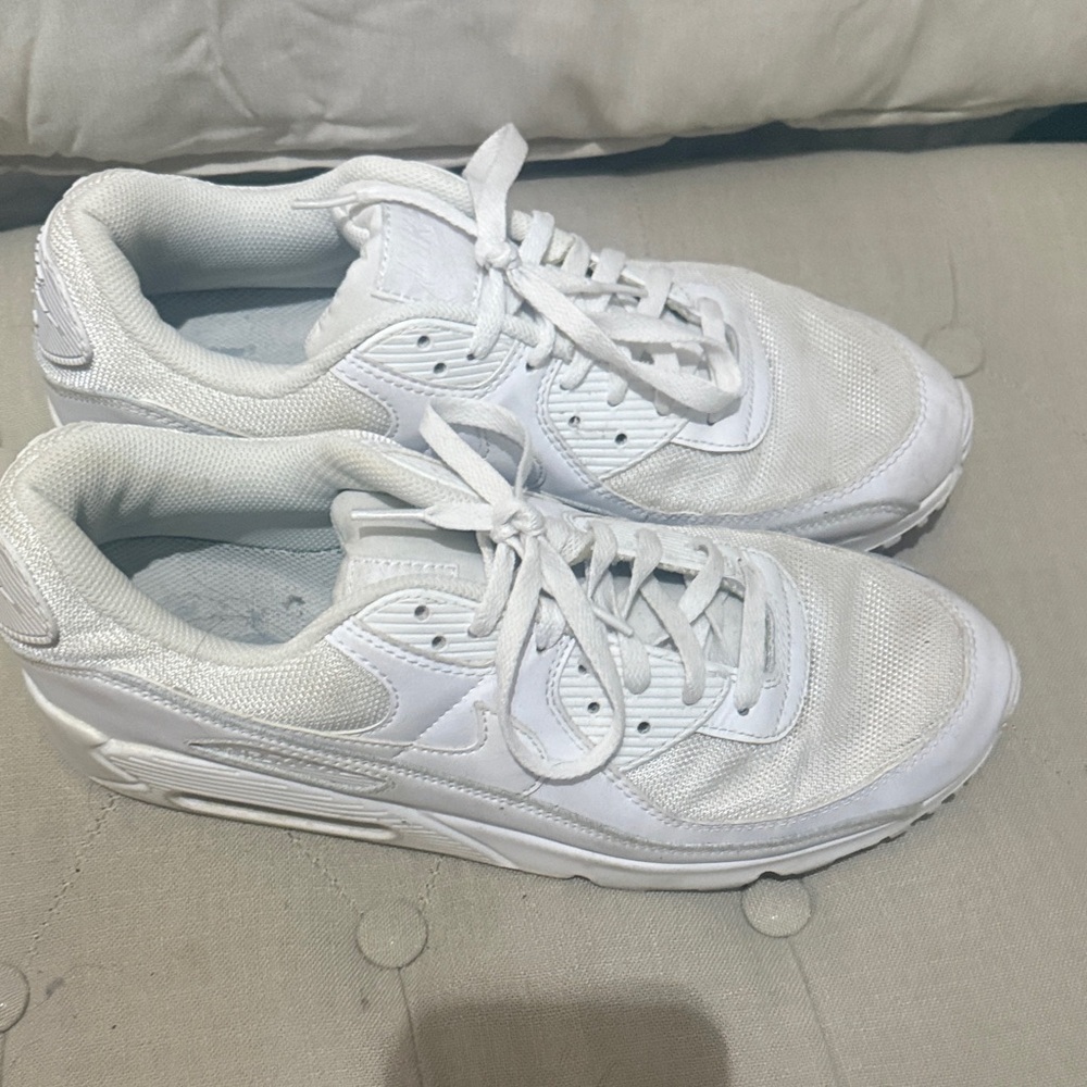 White Nike Air Max 90